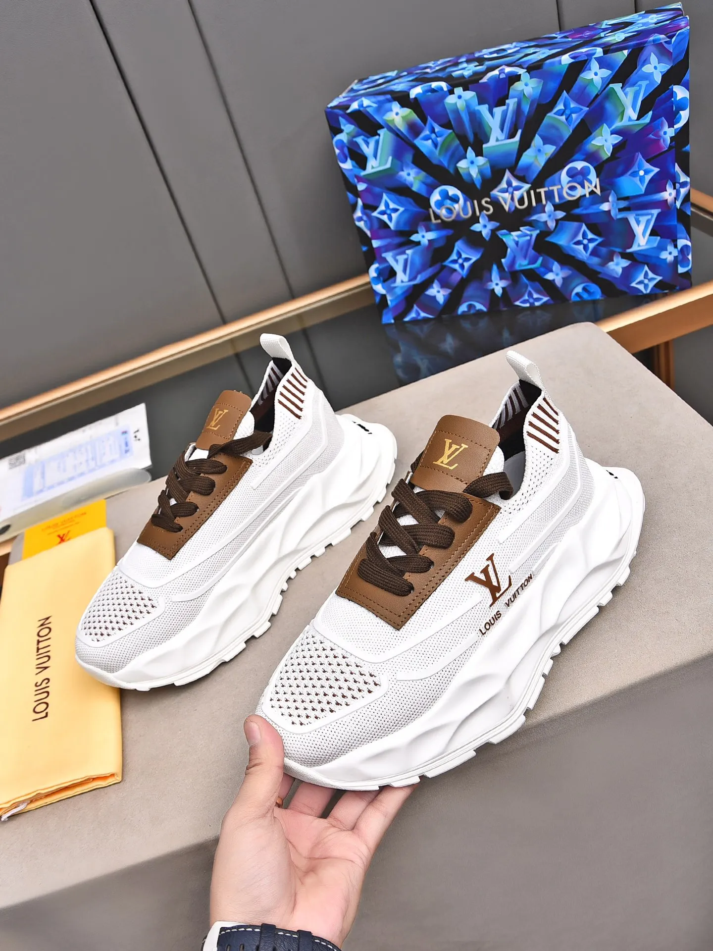 Men's shoes 💰500 LV high-end hot model 👍 Counter 1 design. The face is made of high-elastic fly knit + cowhide + imported glue! TPU outsole is easy to put on, light, comfortable and elastic, trendy and fashionable! ! ! 💪Multiple colors to choose from! Code number: 38-44 (45 46 customized)